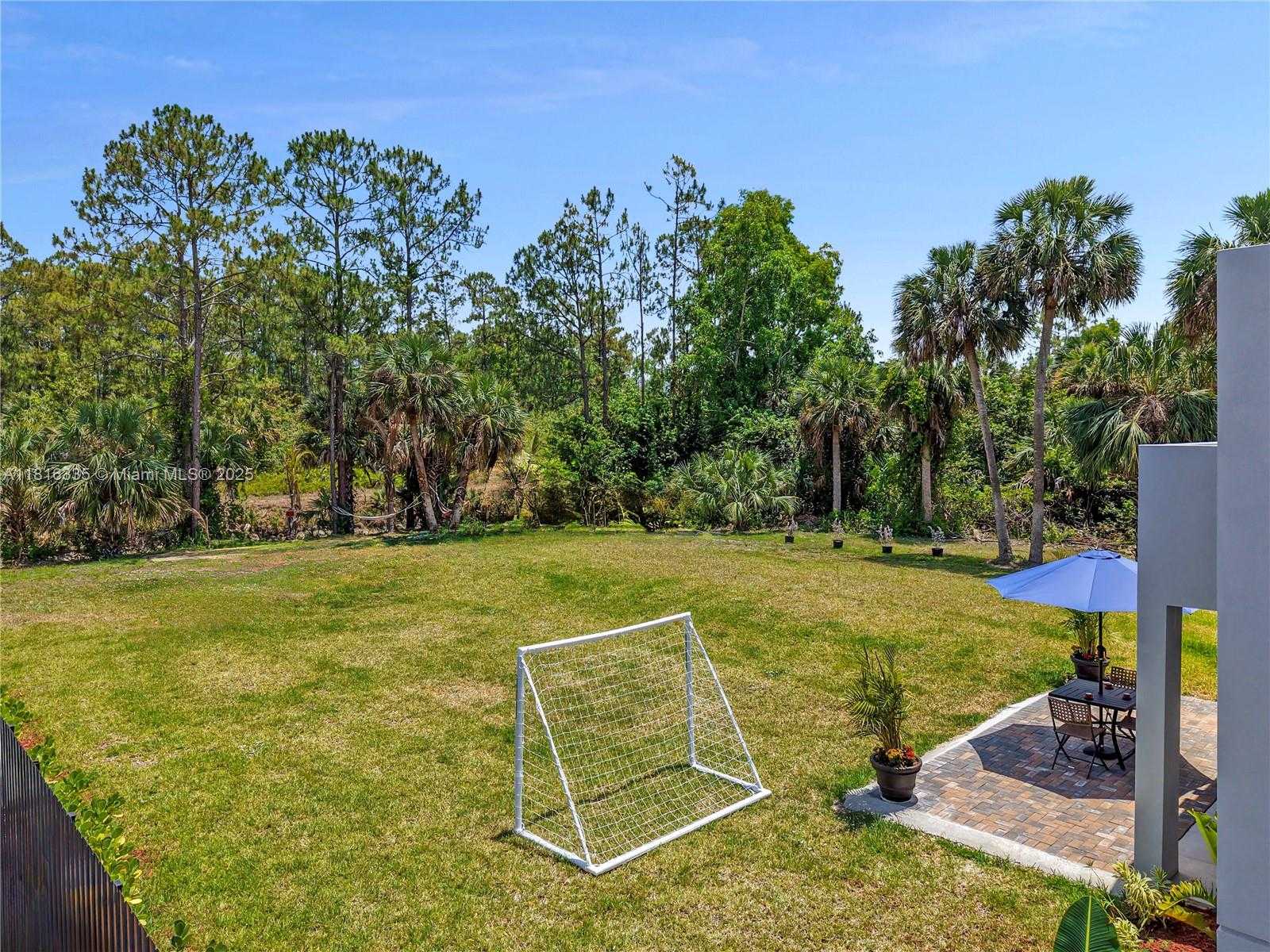 Small Image of 1902 DELLA DR, Naples Number 12