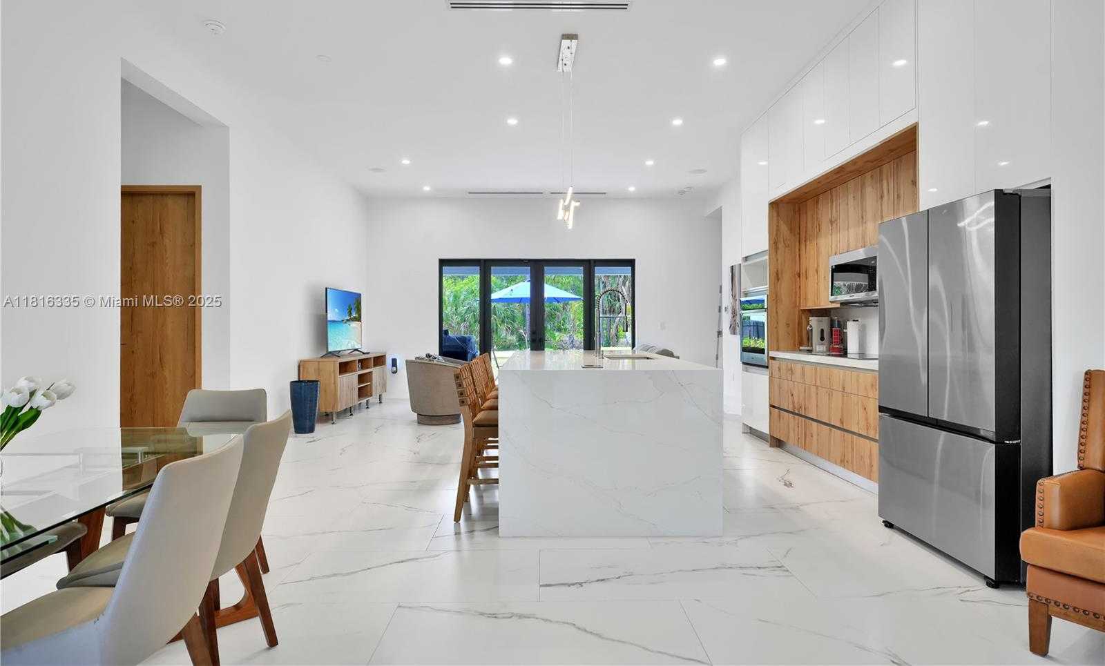 Small Image of 1902 DELLA DR, Naples Number 13