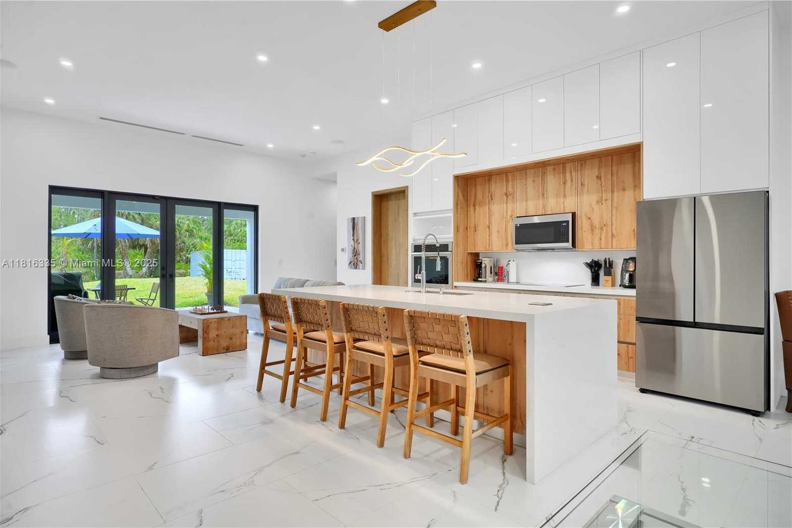 Small Image of 1902 DELLA DR, Naples Number 15