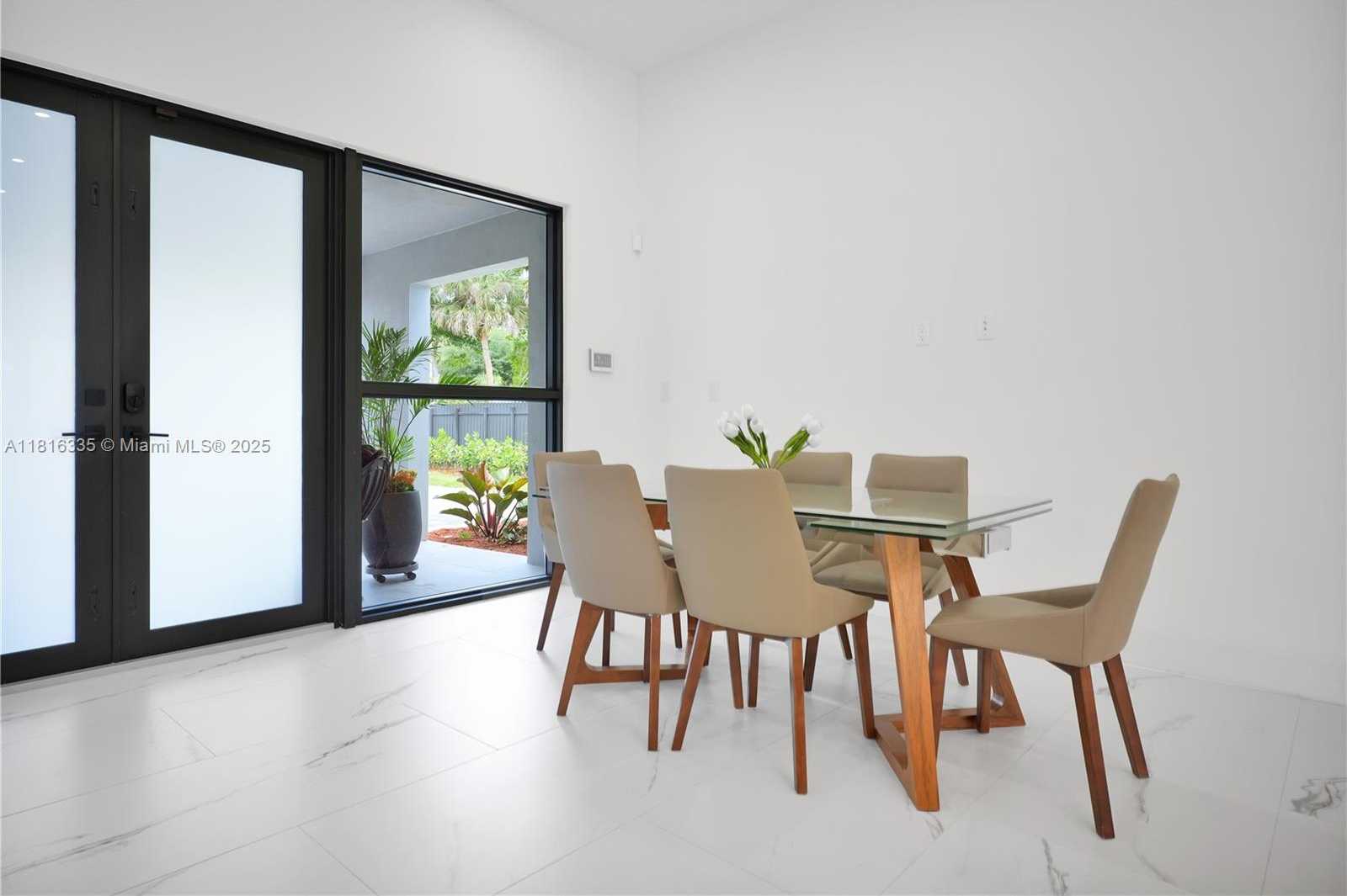 Small Image of 1902 DELLA DR, Naples Number 17