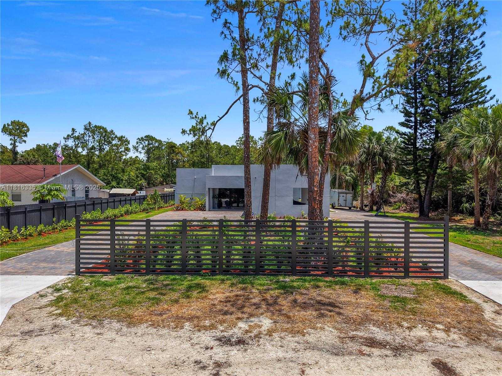 Small Image of 1902 DELLA DR, Naples Number 2