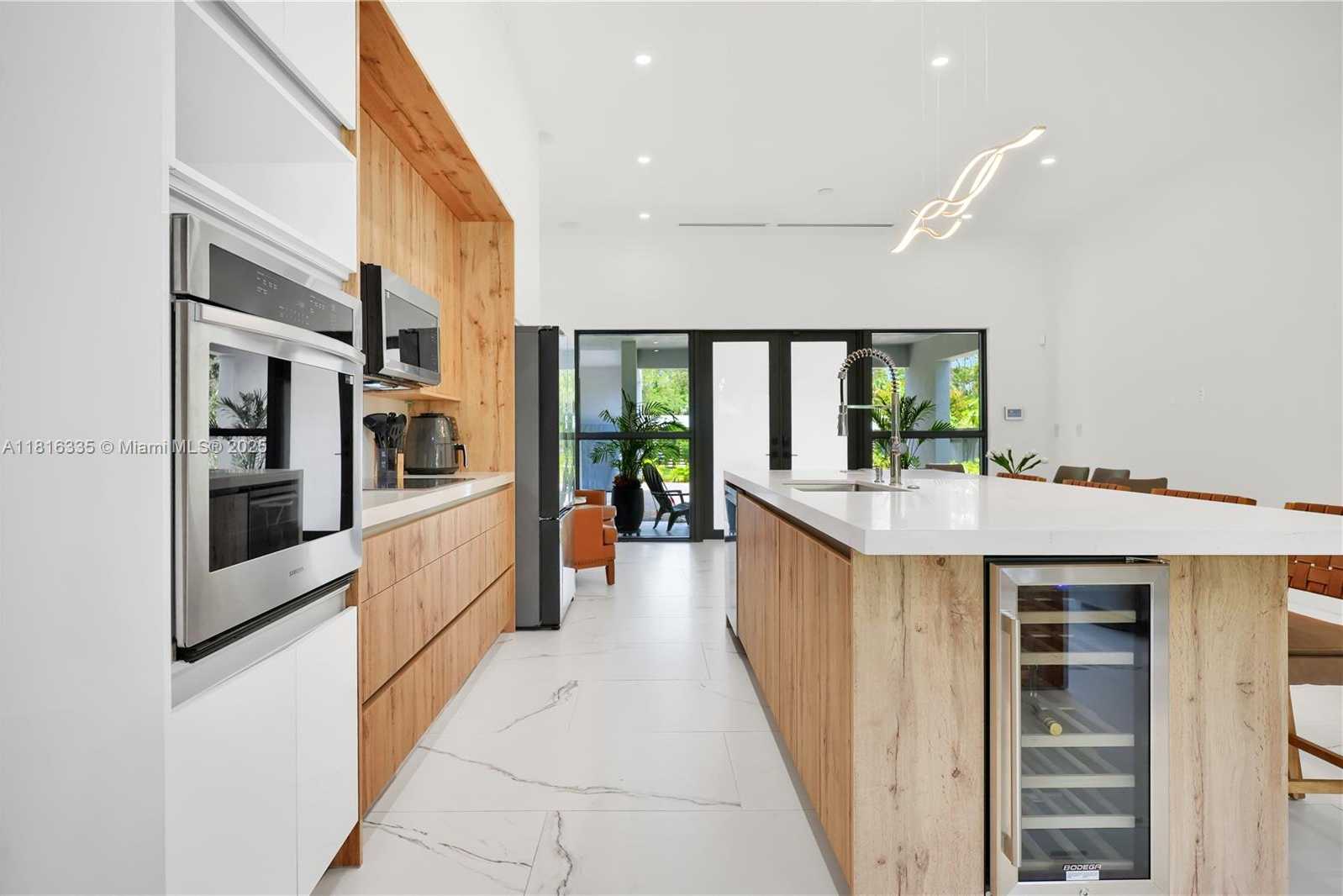 Small Image of 1902 DELLA DR, Naples Number 21