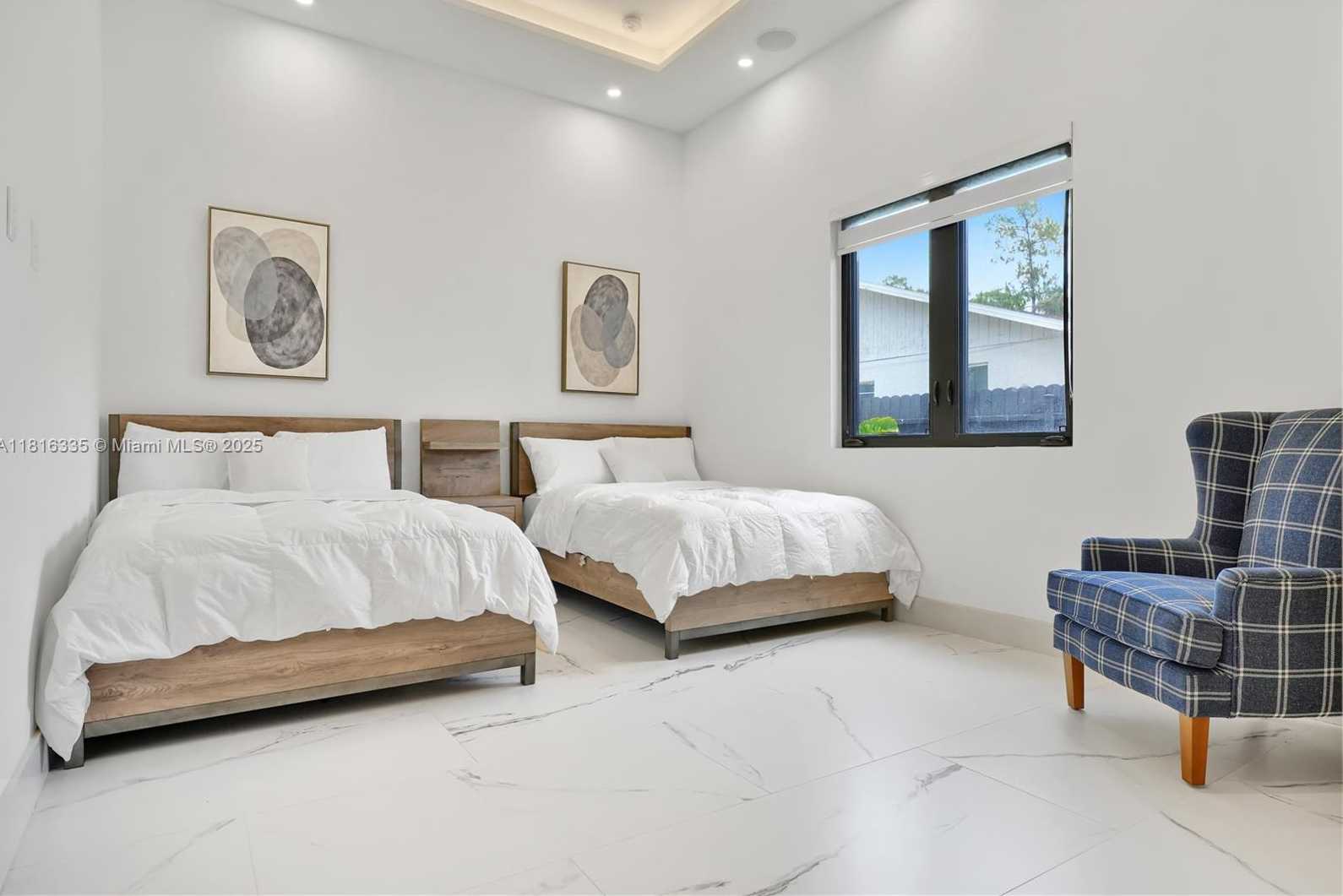 Small Image of 1902 DELLA DR, Naples Number 23