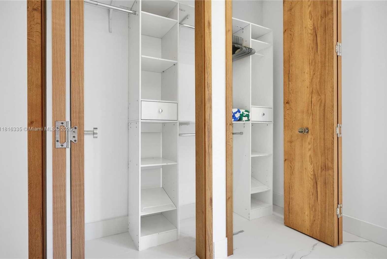 Small Image of 1902 DELLA DR, Naples Number 25