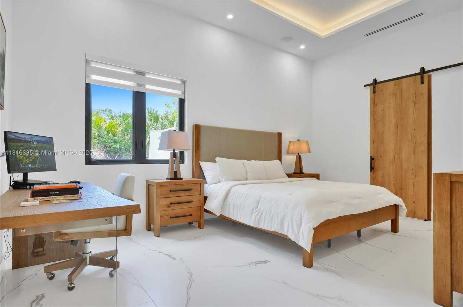 Small Image of 1902 DELLA DR, Naples Number 26