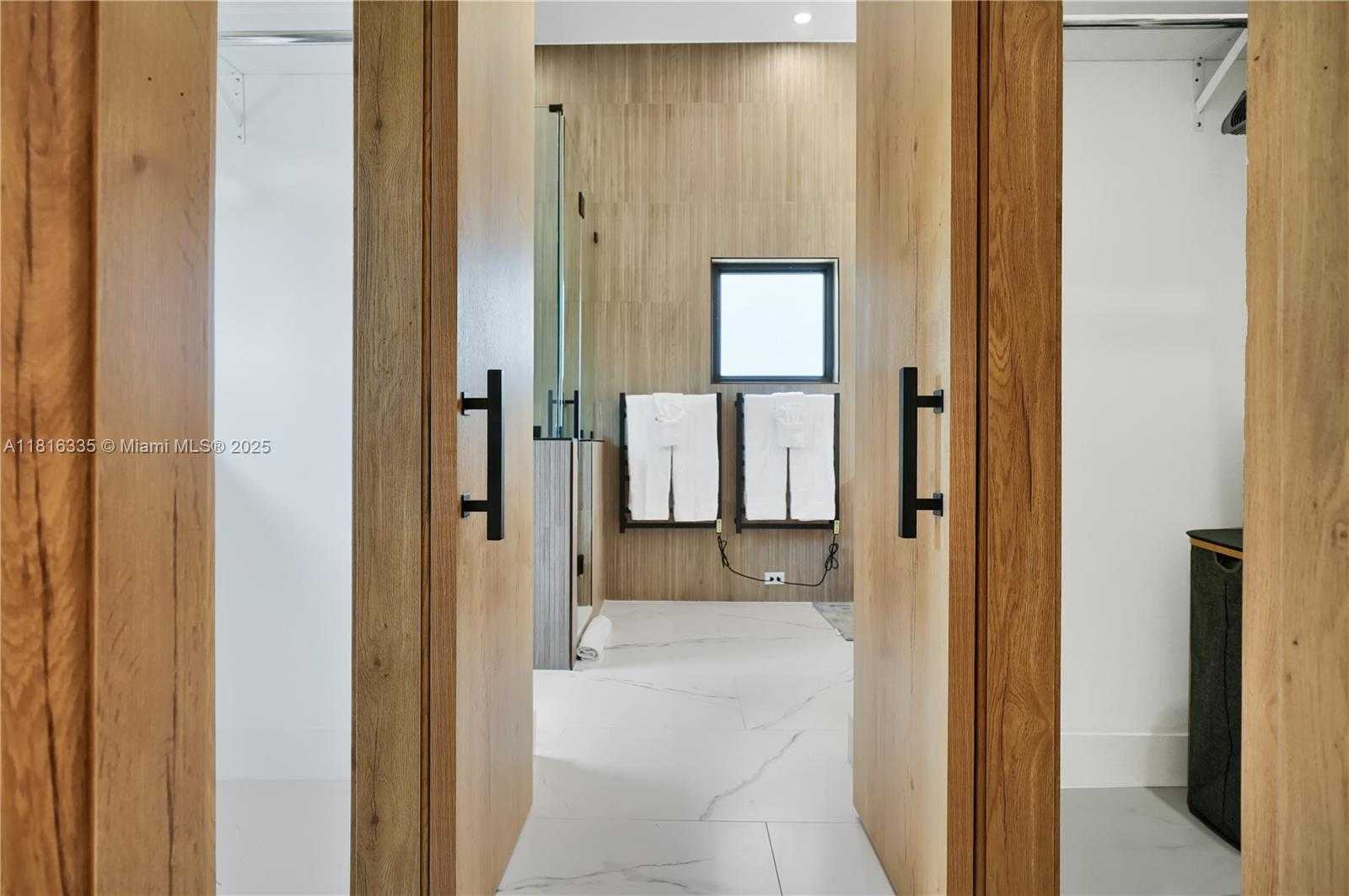 Small Image of 1902 DELLA DR, Naples Number 27