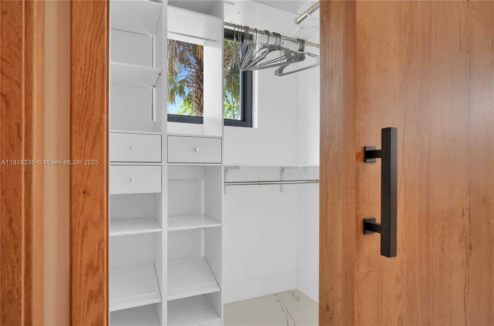 Small Image of 1902 DELLA DR, Naples Number 28