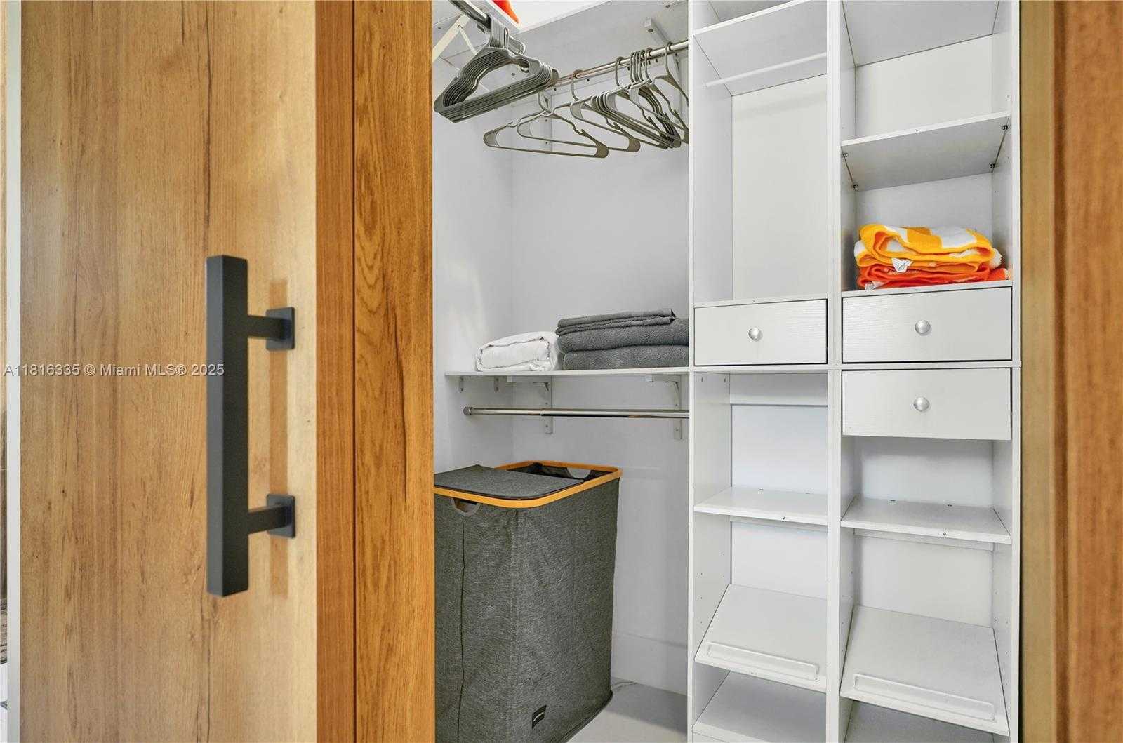 Small Image of 1902 DELLA DR, Naples Number 29