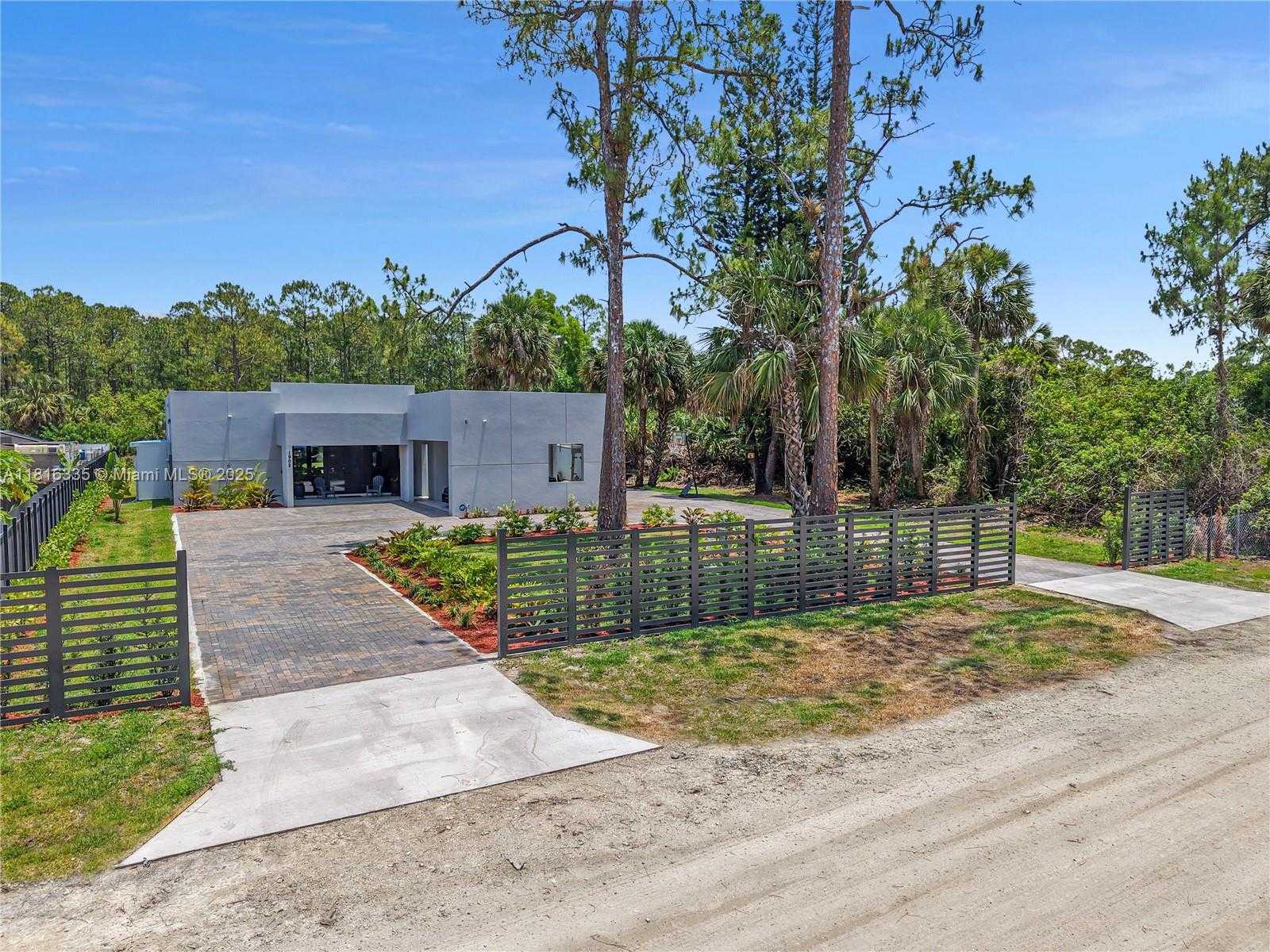 Small Image of 1902 DELLA DR, Naples Number 3