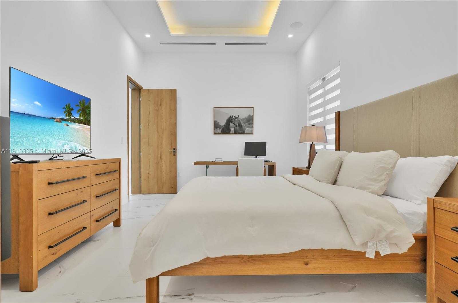 Small Image of 1902 DELLA DR, Naples Number 30