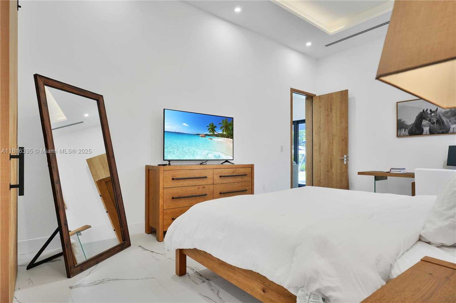 Small Image of 1902 DELLA DR, Naples Number 31