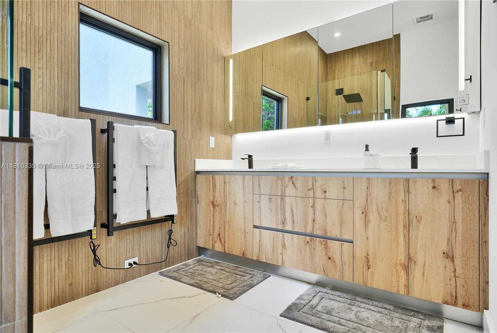 Small Image of 1902 DELLA DR, Naples Number 33