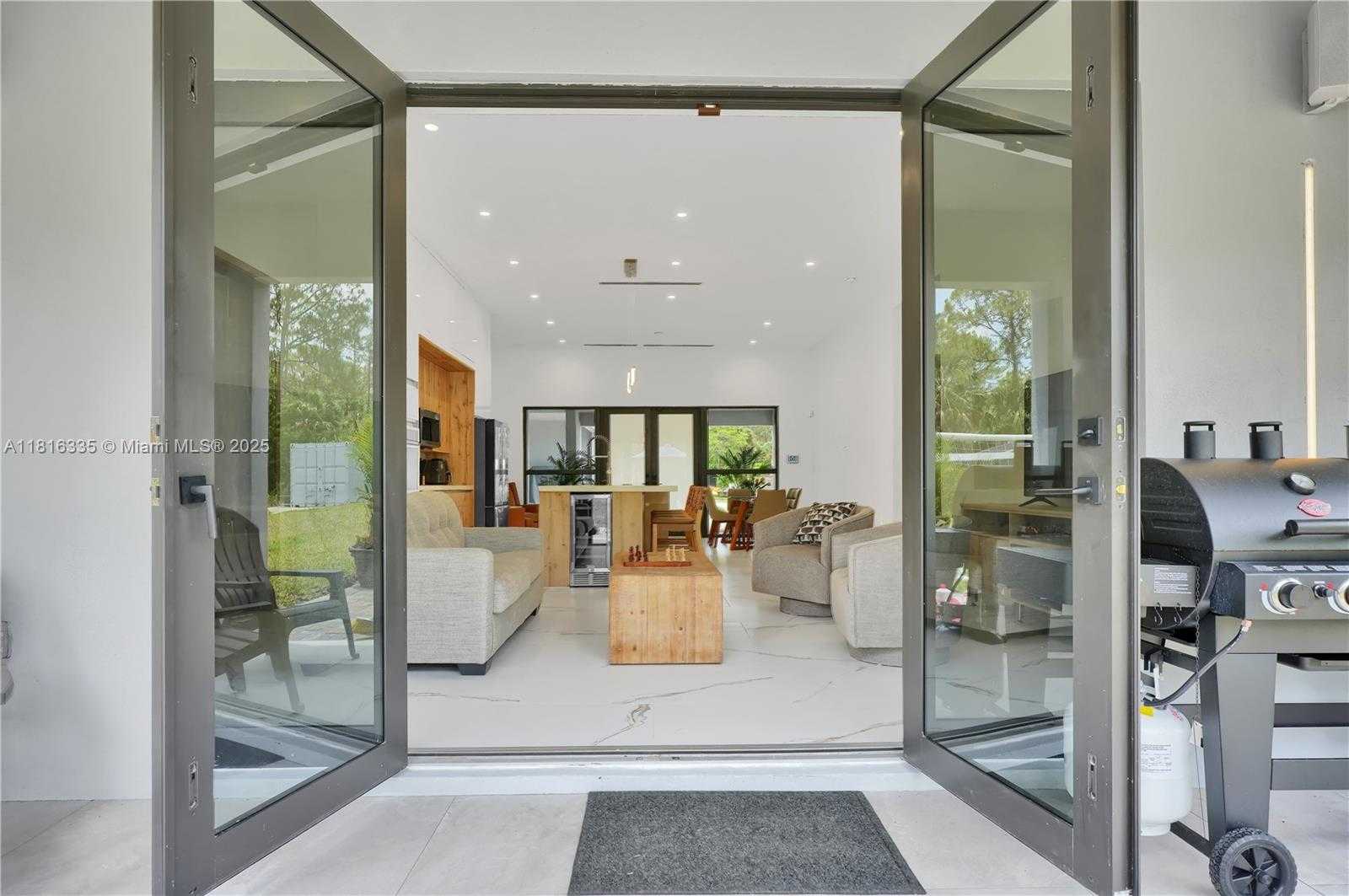 Small Image of 1902 DELLA DR, Naples Number 40