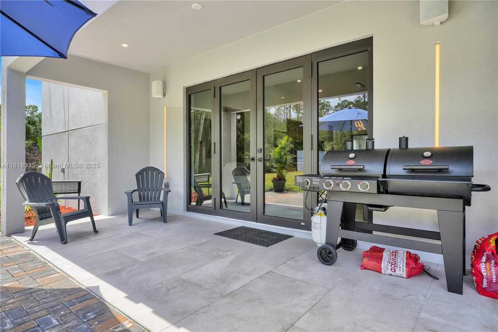 Small Image of 1902 DELLA DR, Naples Number 41