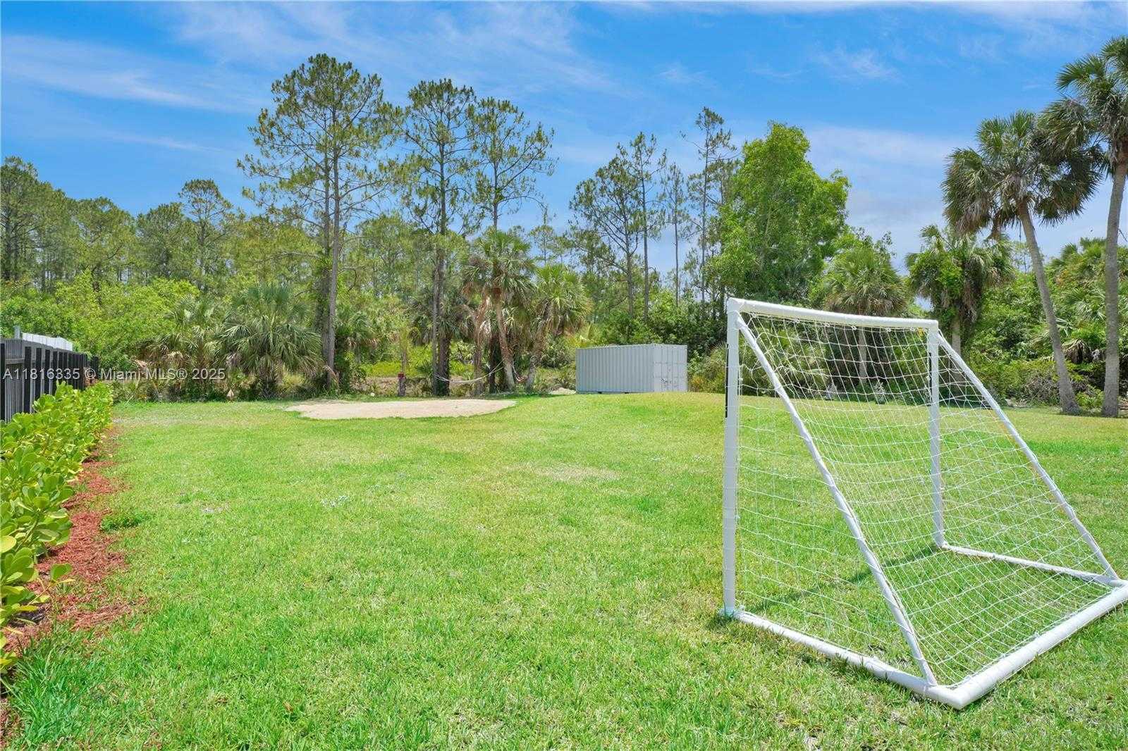 Small Image of 1902 DELLA DR, Naples Number 44