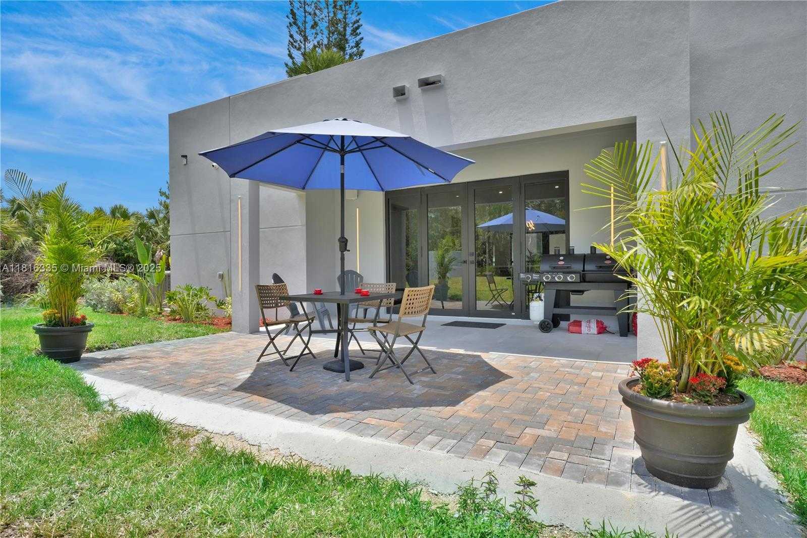 Small Image of 1902 DELLA DR, Naples Number 48