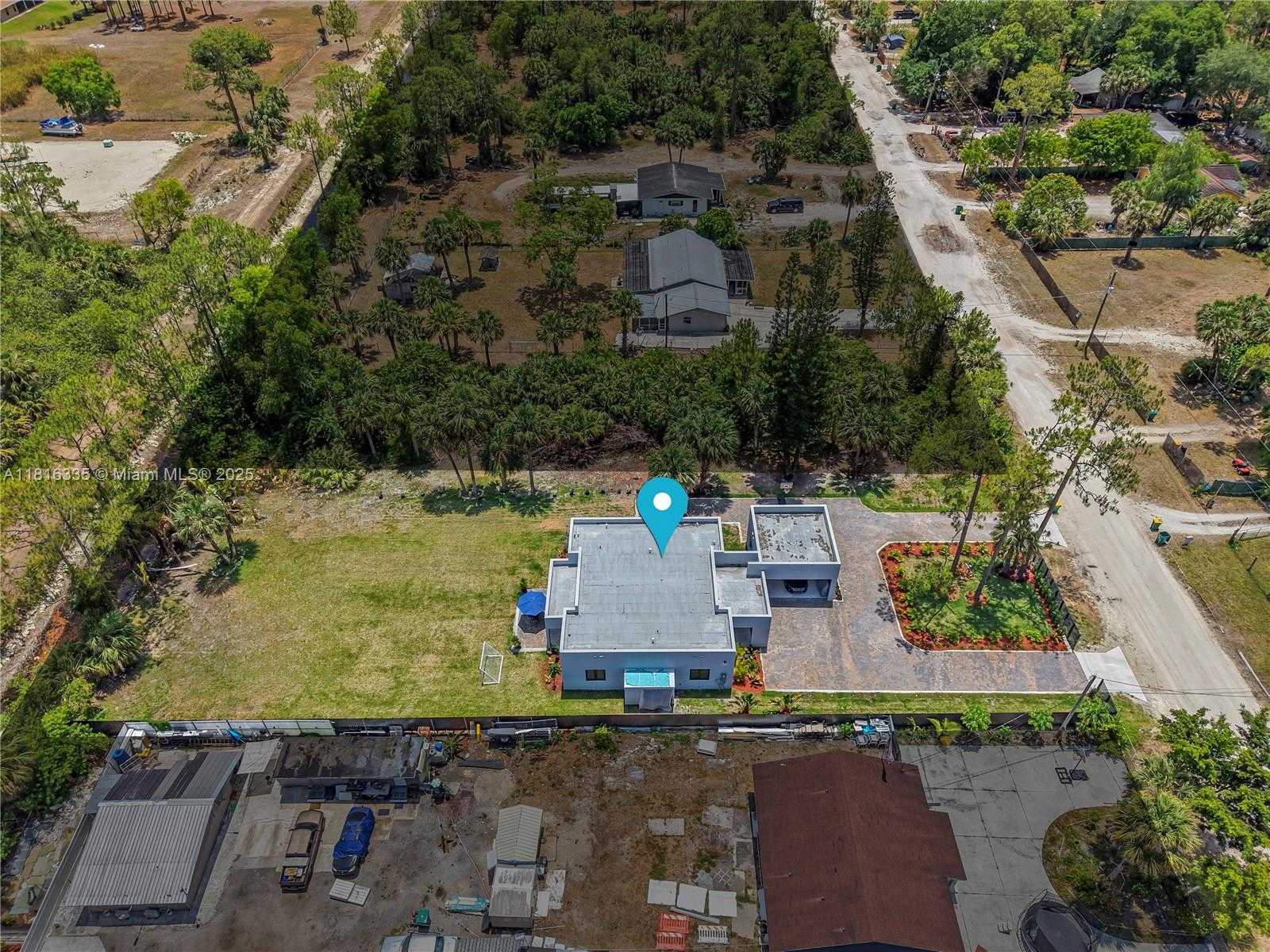 Small Image of 1902 DELLA DR, Naples Number 5