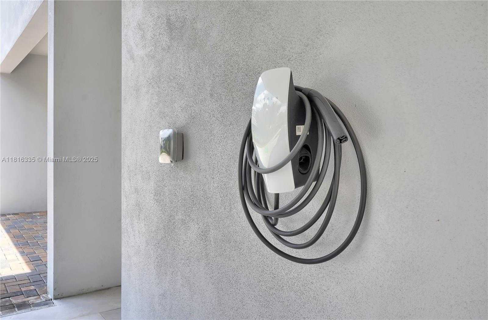 Small Image of 1902 DELLA DR, Naples Number 56