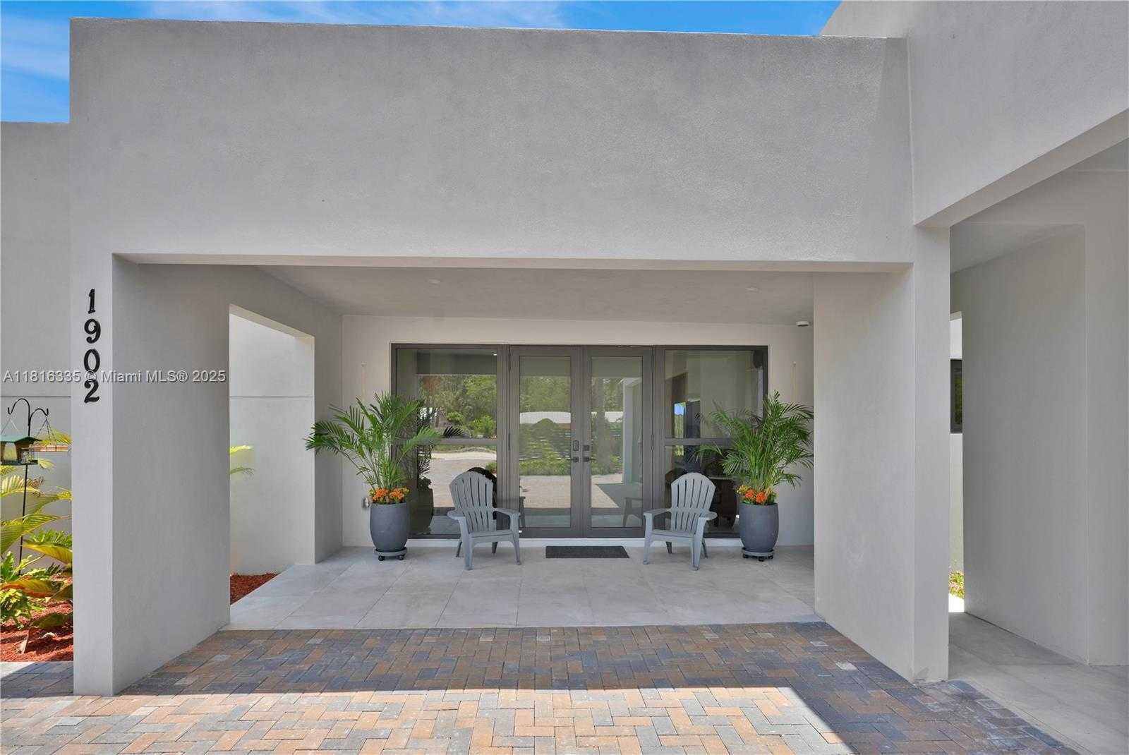 Small Image of 1902 DELLA DR, Naples Number 57