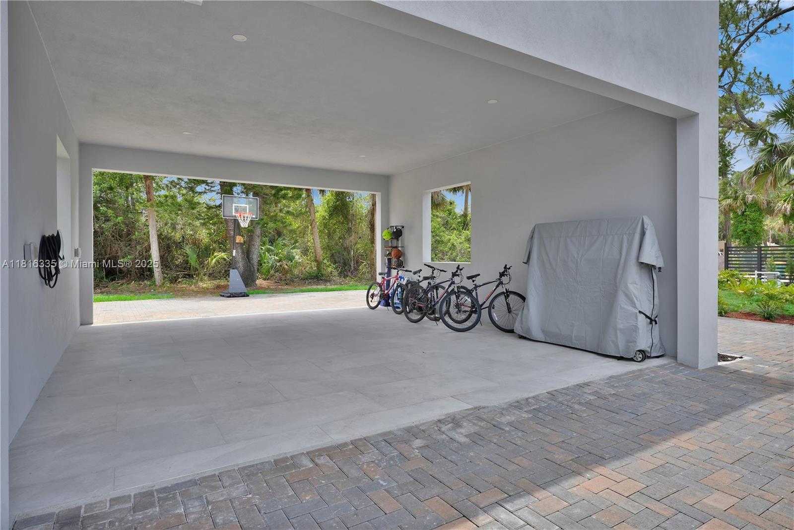 Small Image of 1902 DELLA DR, Naples Number 59