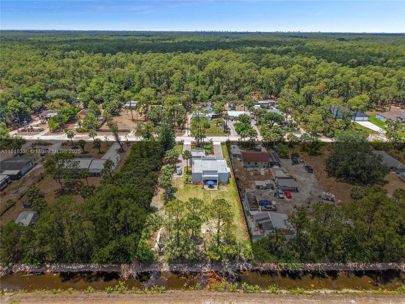 Small Image of 1902 DELLA DR, Naples Number 6