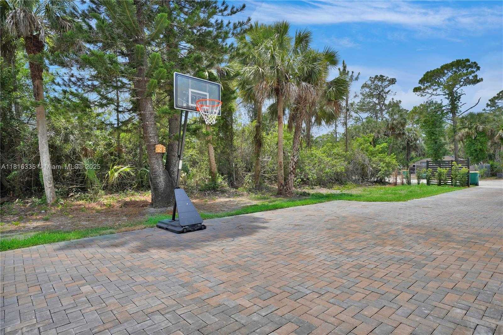 Small Image of 1902 DELLA DR, Naples Number 60