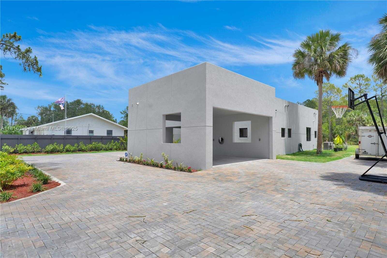 Small Image of 1902 DELLA DR, Naples Number 62