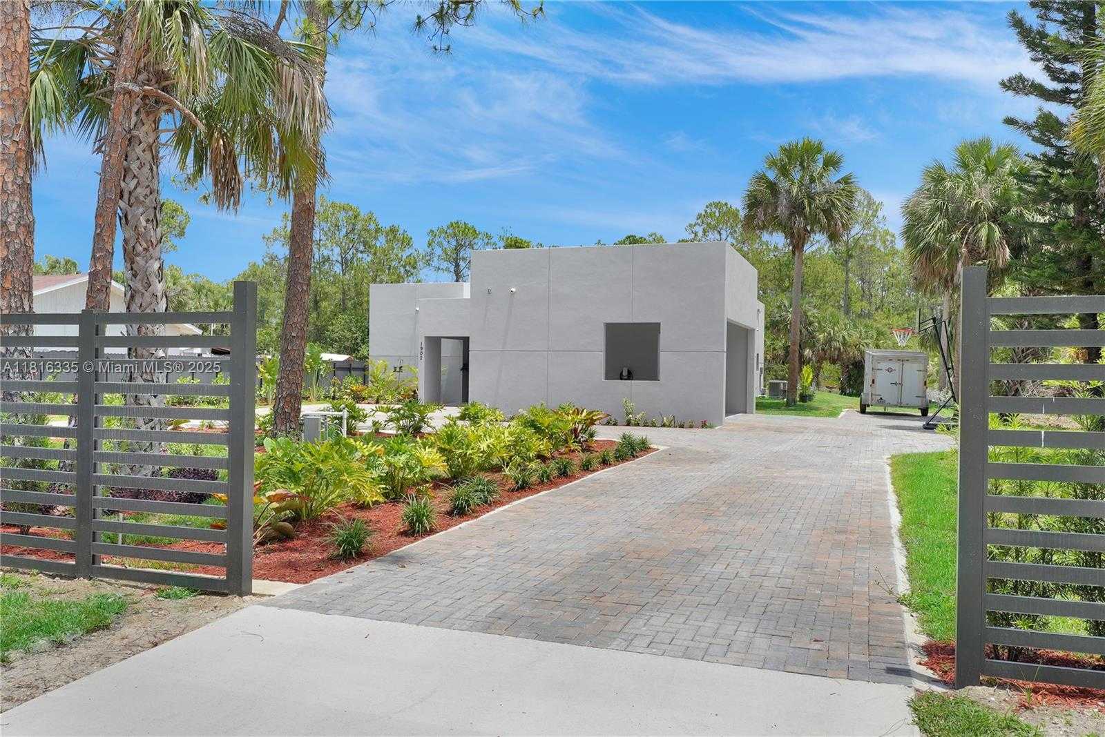 Small Image of 1902 DELLA DR, Naples Number 63