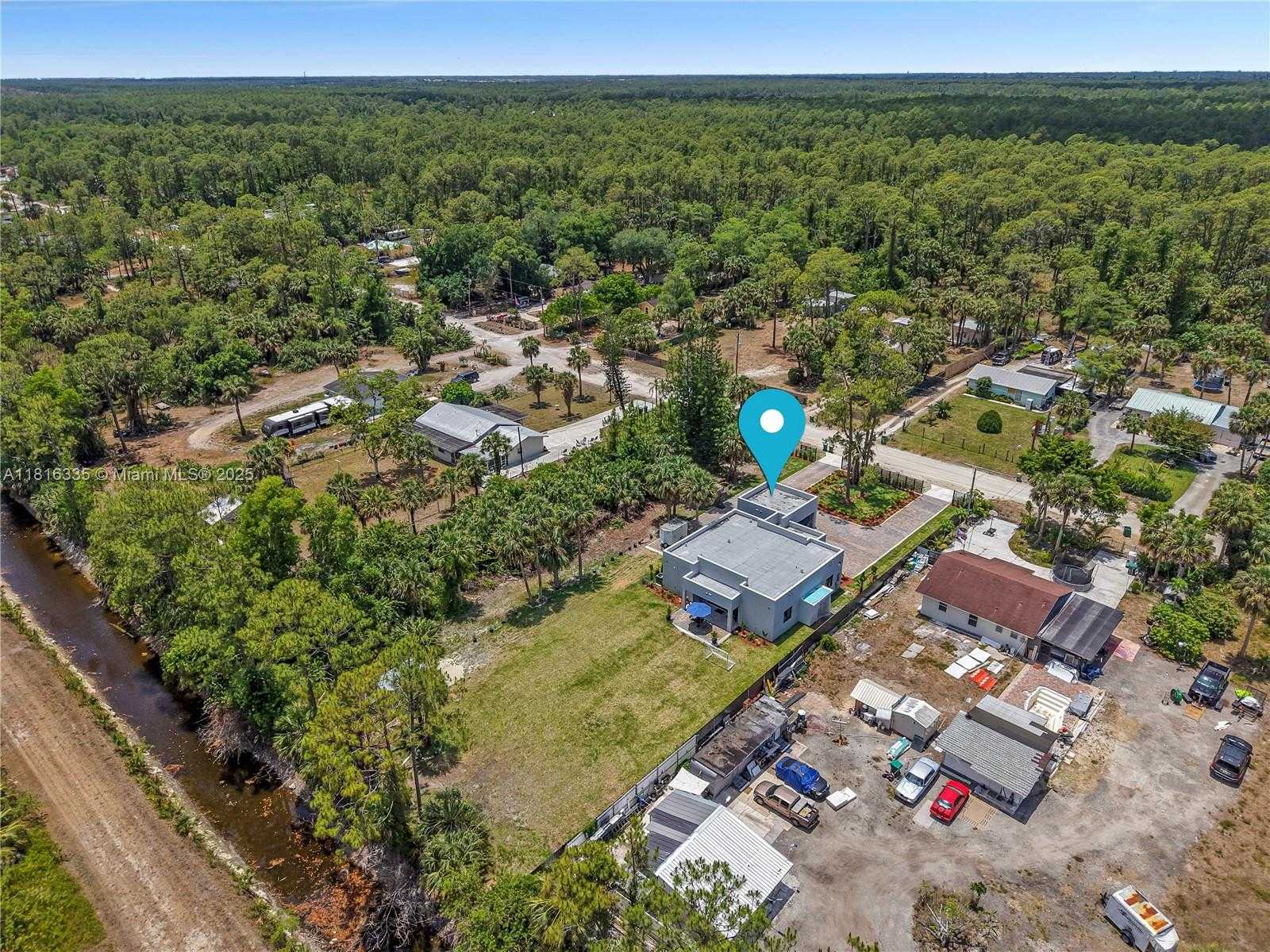 Small Image of 1902 DELLA DR, Naples Number 7