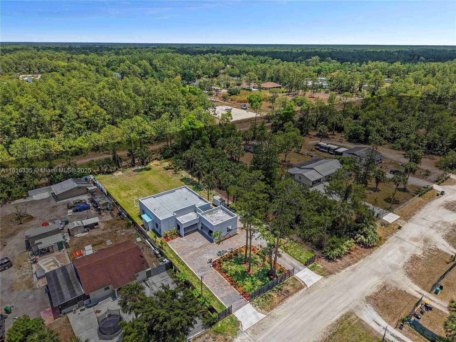 Small Image of 1902 DELLA DR, Naples Number 8