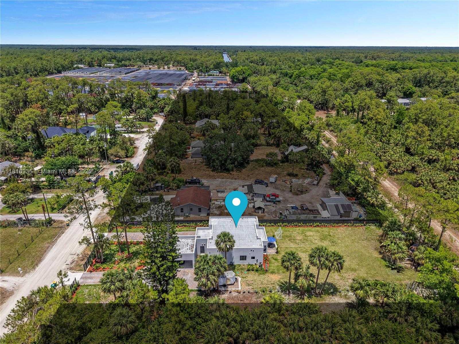 Small Image of 1902 DELLA DR, Naples Number 9