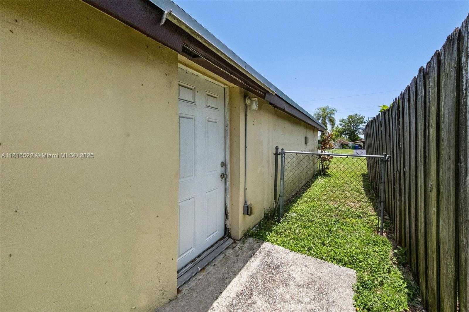 Small Image of 2130 ACAPULCO DR, Miramar Number 47