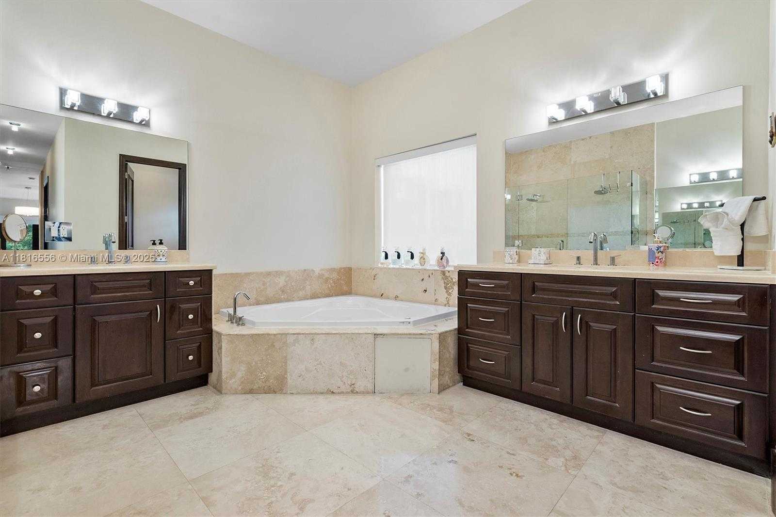 Small Image of 18825 NORTH BAY RD, Sunny Isles Beach Number 42