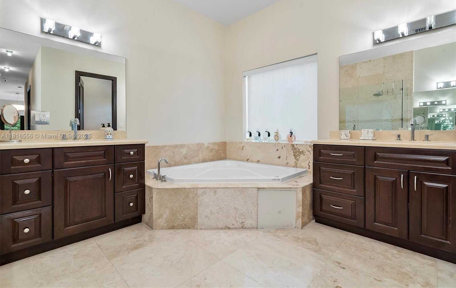 Small Image of 18825 NORTH BAY RD, Sunny Isles Beach Number 47