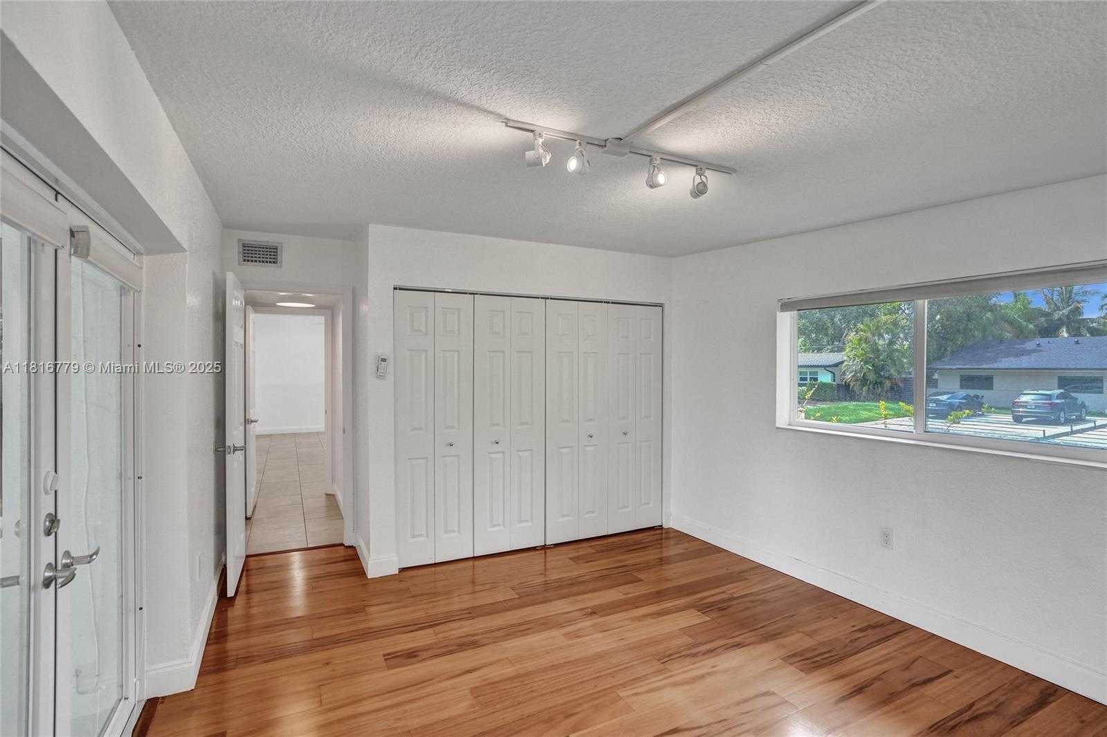 Small Image of 2050 NORTH EAST 196TH TER, North Miami Beach Number 30