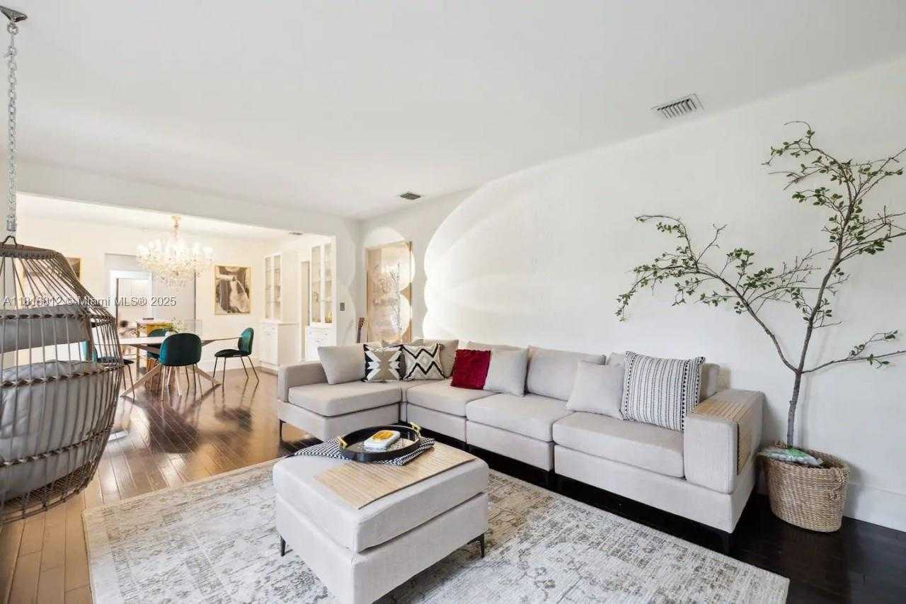 Small Image of 1329 TYLER ST, Hollywood Number 4