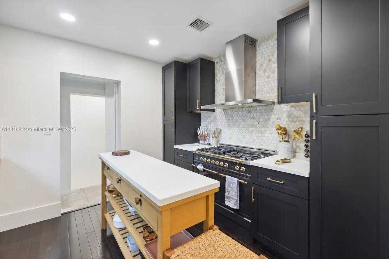 Small Image of 1329 TYLER ST, Hollywood Number 7
