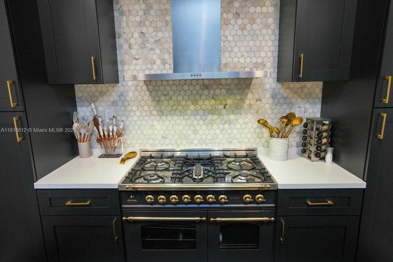 Small Image of 1329 TYLER ST, Hollywood Number 9
