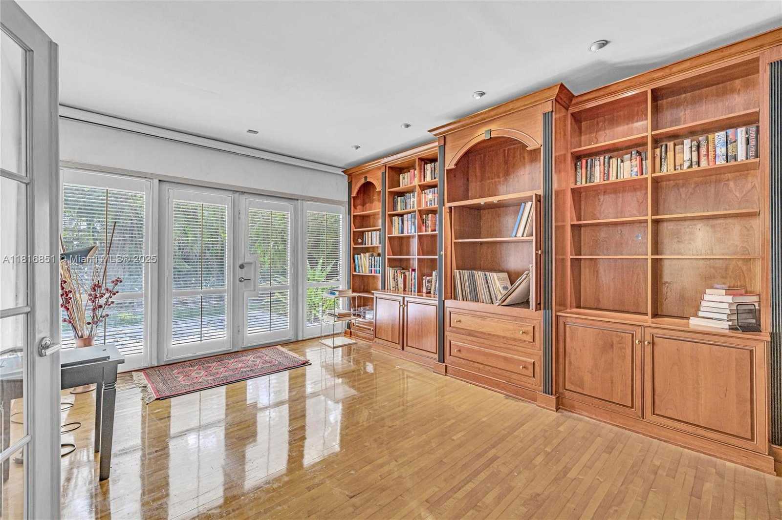 Small Image of 923 CATALONIA AVE, Coral Gables Number 13