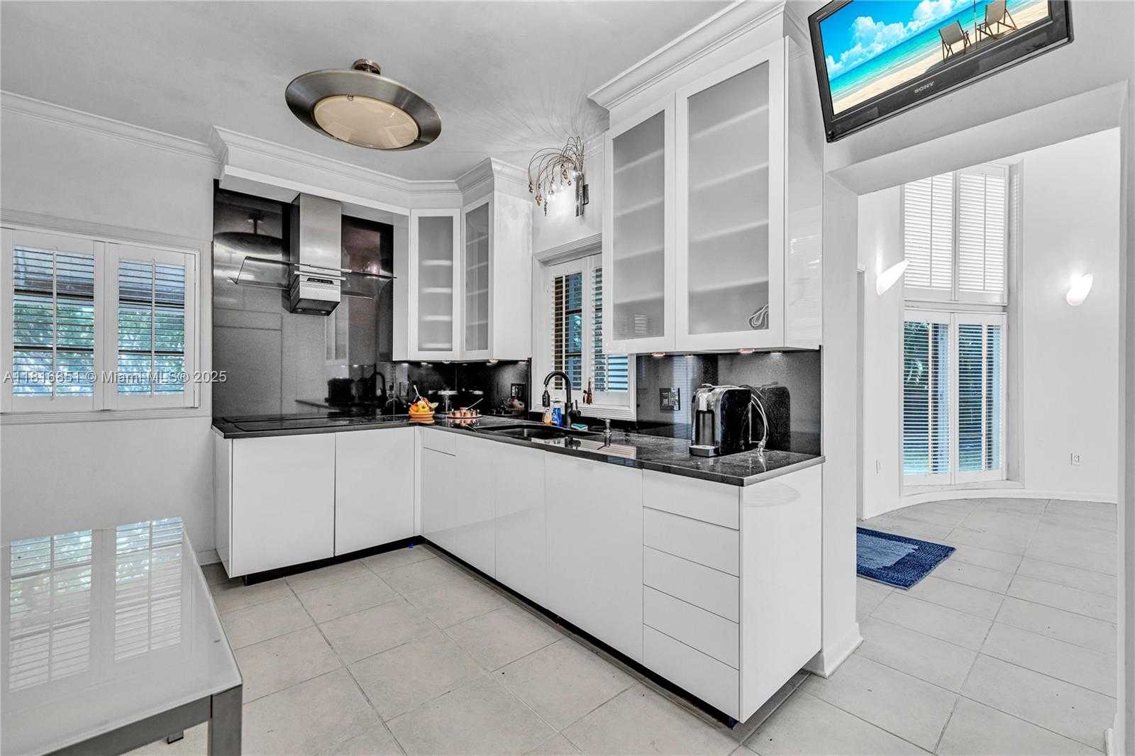Small Image of 923 CATALONIA AVE, Coral Gables Number 14
