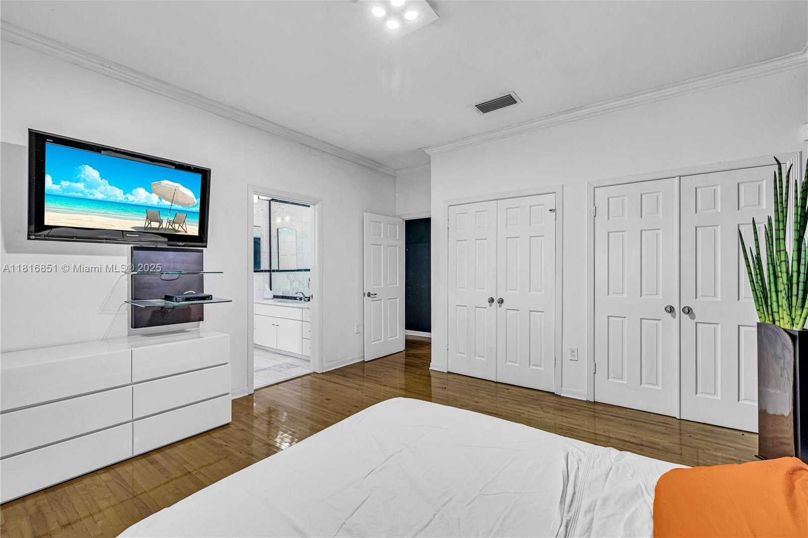 Small Image of 923 CATALONIA AVE, Coral Gables Number 17