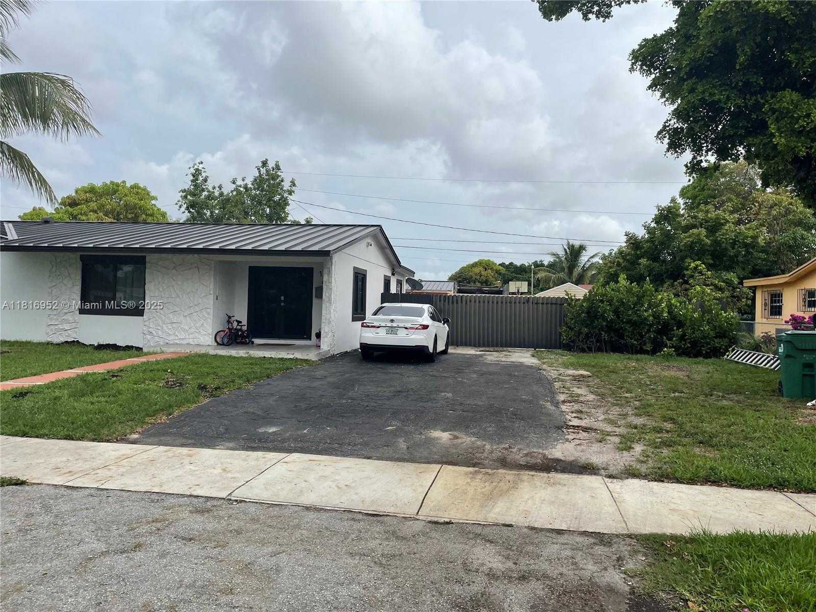 Small Image of 16 NORTH WEST 207TH ST, Miami Gardens Number 2