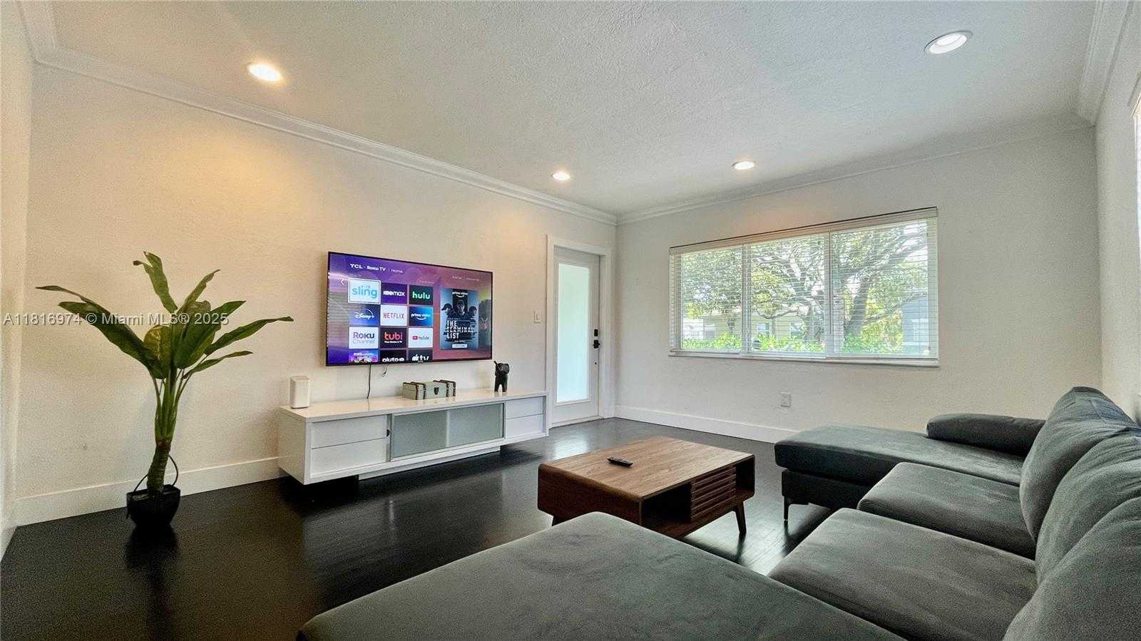 Small Image of 1955 WASHINGTON ST, Hollywood Number 2