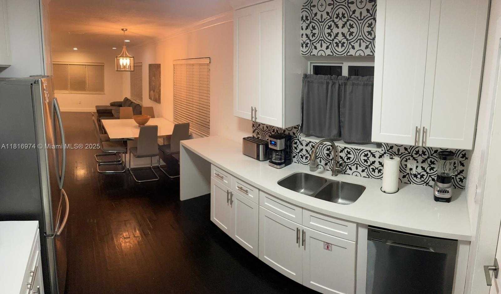 Small Image of 1955 WASHINGTON ST, Hollywood Number 5