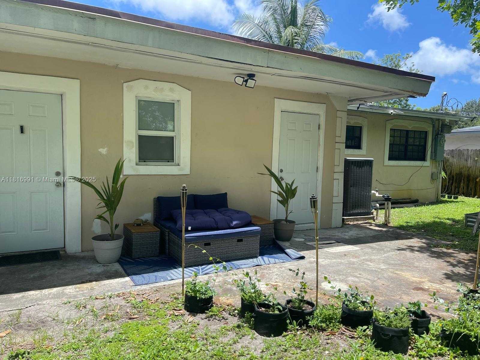 Small Image of 451 EAST DAYTON CIR, Fort Lauderdale Number 4