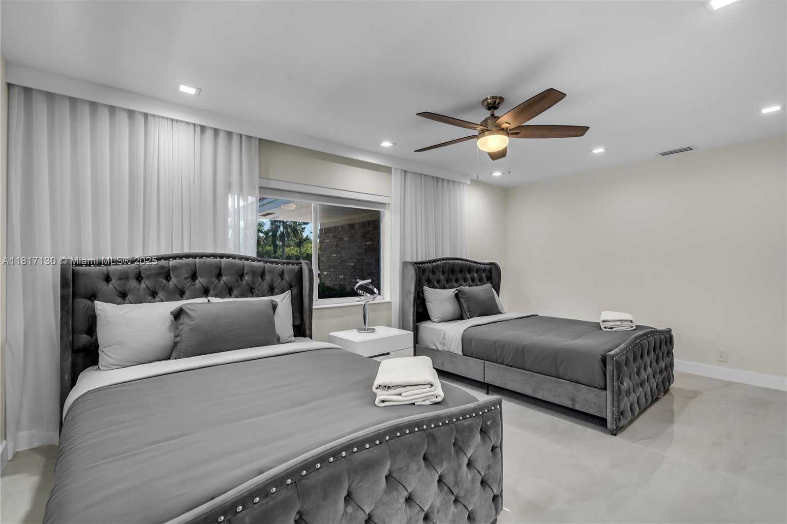 Small Image of 1045 HOLLYWOOD BLVD, Hollywood Number 17