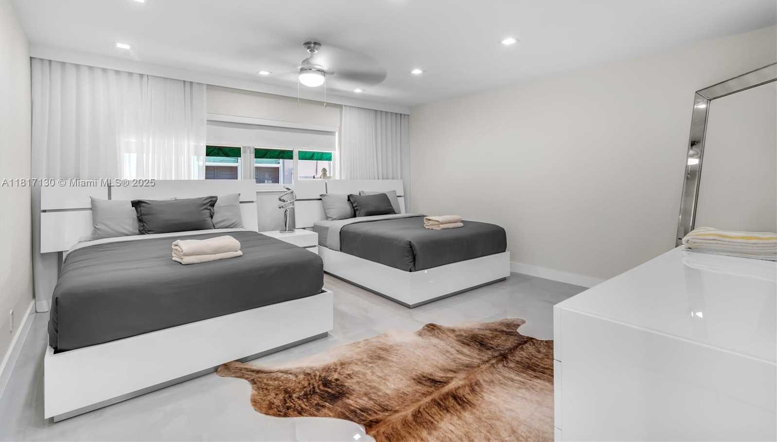 Small Image of 1045 HOLLYWOOD BLVD, Hollywood Number 24