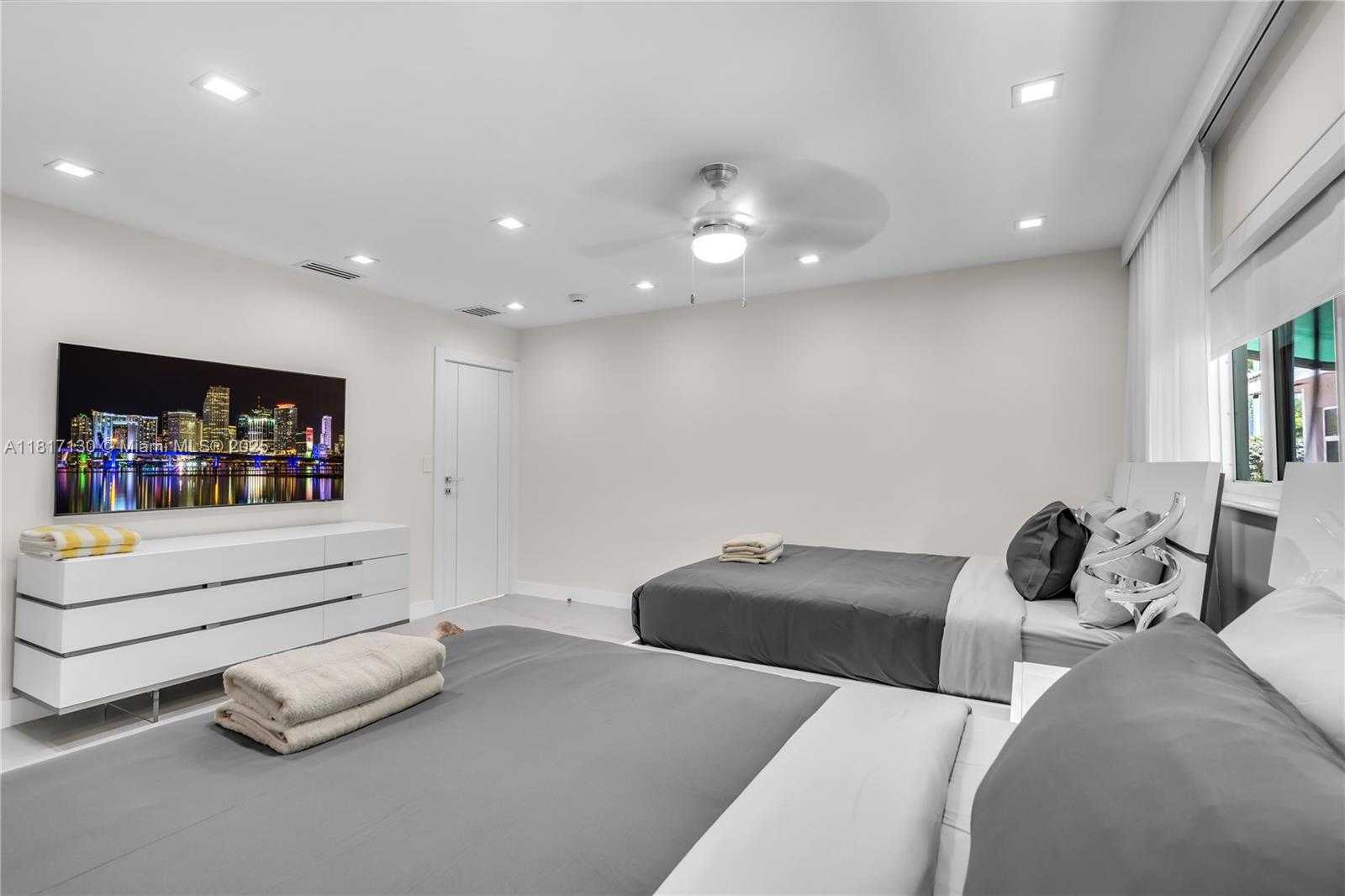 Small Image of 1045 HOLLYWOOD BLVD, Hollywood Number 25