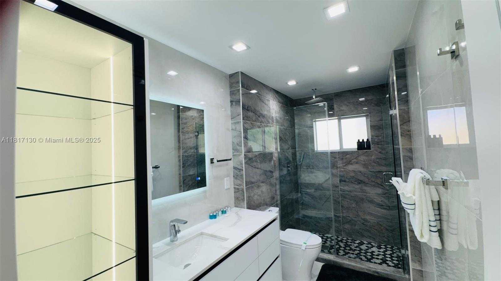 Small Image of 1045 HOLLYWOOD BLVD, Hollywood Number 27