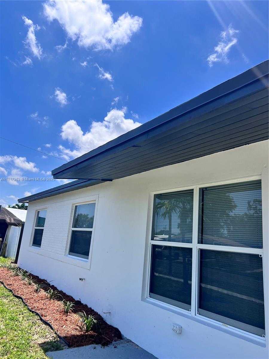 Small Image of 3731 SOUTH WEST 58TH TER, Davie Number 3
